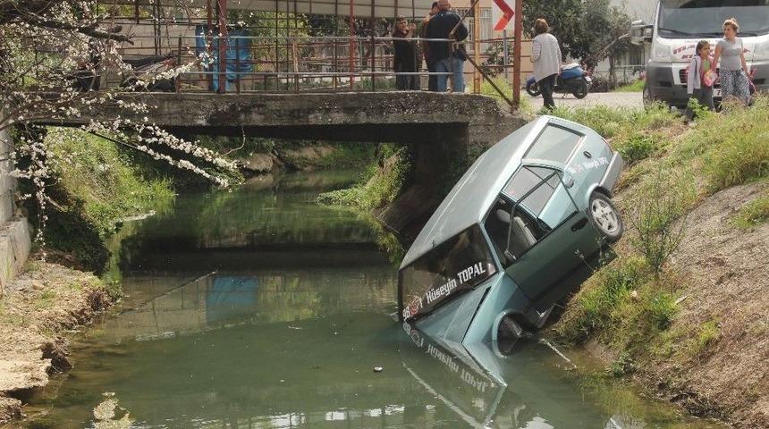 Otomobil Sulama Kanalına U&ccedil;tu