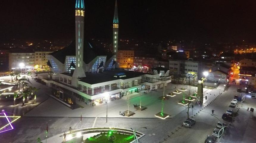 Aydınlatma Çalışmalarıyla Atatürk Caddesi Işıl Işıl Oldu