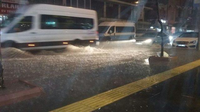 Hatay’da Şiddetli Yağış Ağaçları Devirdi