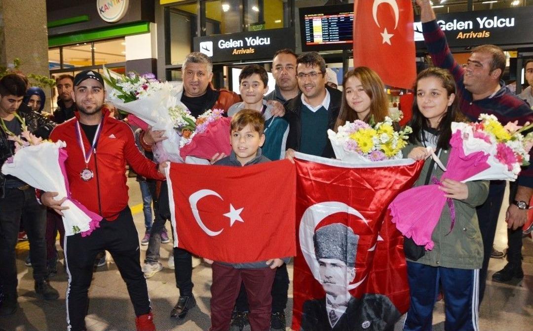 Milas Bodrum Havalimanı&rsquo;nda Şampiyonlara Yakışır Karşılama