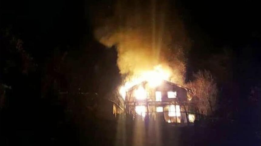 İki Katlı Bina Yangında K&uuml;le D&ouml;nd&uuml;