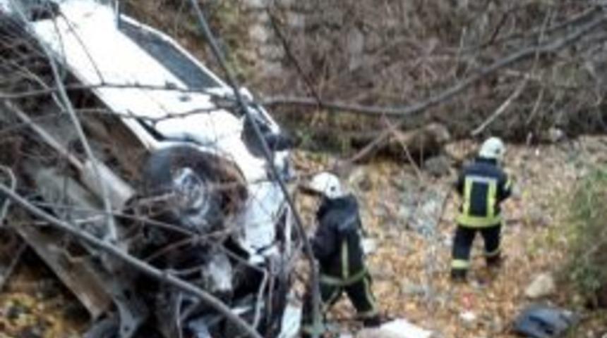 Otomobil Şarampole U&ccedil;tu: 2 Yaralı