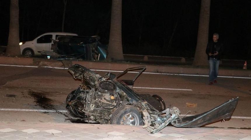 Ağa&ccedil;lara &Ccedil;arpan Otomobil İkiye Ayrıldı: 5 Yaralı