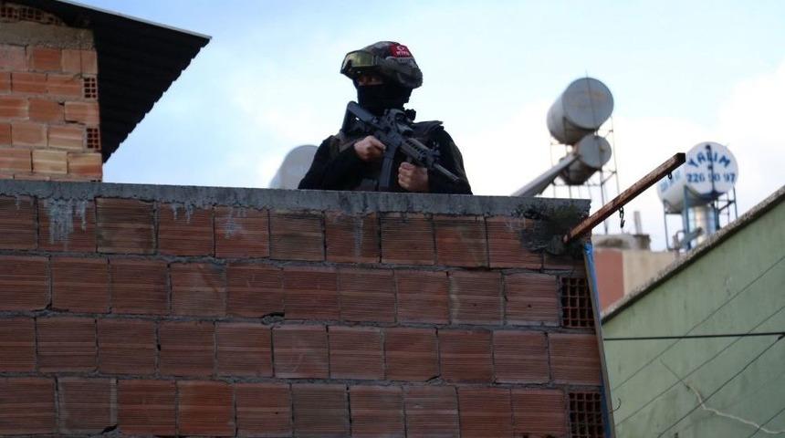 Adana&rsquo;da Polis Tarafından Aranan Şahıs 1 Kişiyi Rehin Aldı