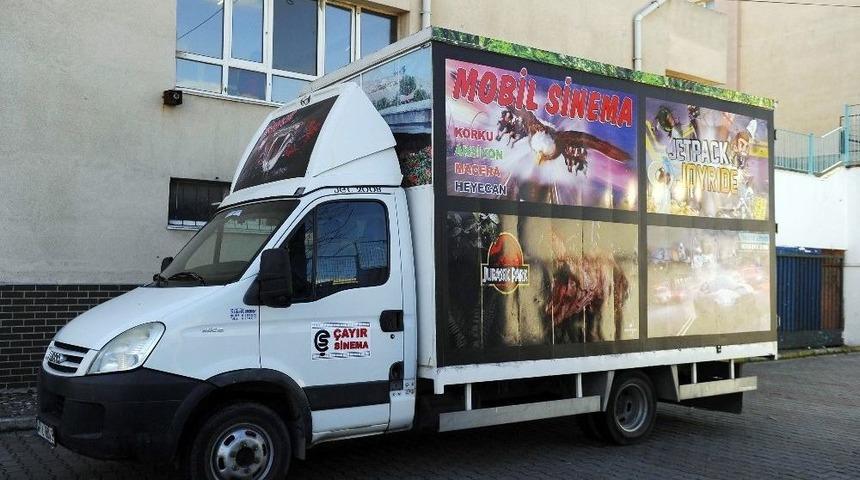 Veliler, Okul &Ouml;nlerinde Bulunan Seyyar &rsquo;10 D Sinema&rsquo; &Uuml;nitelerinden Rahatsız