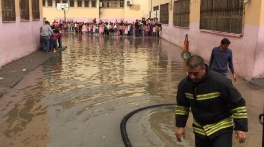 Kızıltepe&rsquo;de Aşırı Yağıştan Kerpi&ccedil; Ev &Ccedil;&ouml;kt&uuml;, Okulda Mahsur Kalan &Ouml;ğrencileri İtfaiye Ekipleri Kurtardı