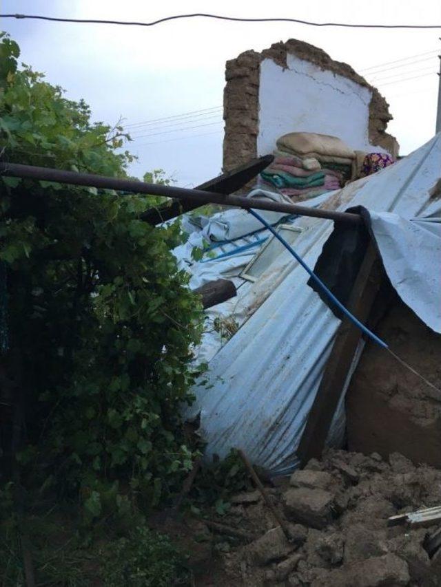 Kızıltepe’de Aşırı Yağıştan Kerpiç Ev Çöktü, Okulda Mahsur Kalan Öğrencileri İtfaiye Ekipleri Kurtardı