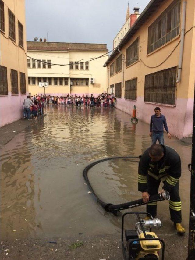 Kızıltepe’de Aşırı Yağıştan Kerpiç Ev Çöktü, Okulda Mahsur Kalan Öğrencileri İtfaiye Ekipleri Kurtardı