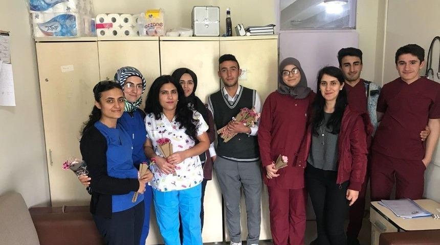 Hemşire Adaylarından &Ccedil;i&ccedil;ekli Kutlama