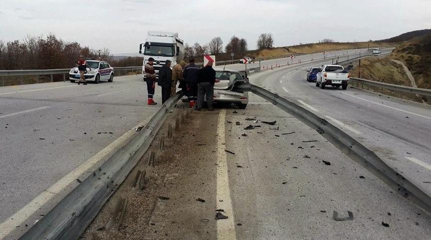 Bariyerlere &Ccedil;arpan Ara&ccedil; S&uuml;r&uuml;c&uuml;s&uuml; Ağır Yaralandı