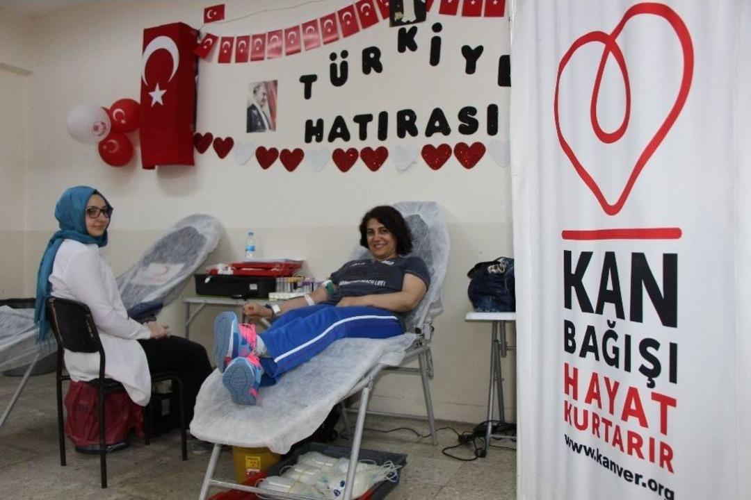 Annelerden Kızılay&rsquo;a Kan Desteği