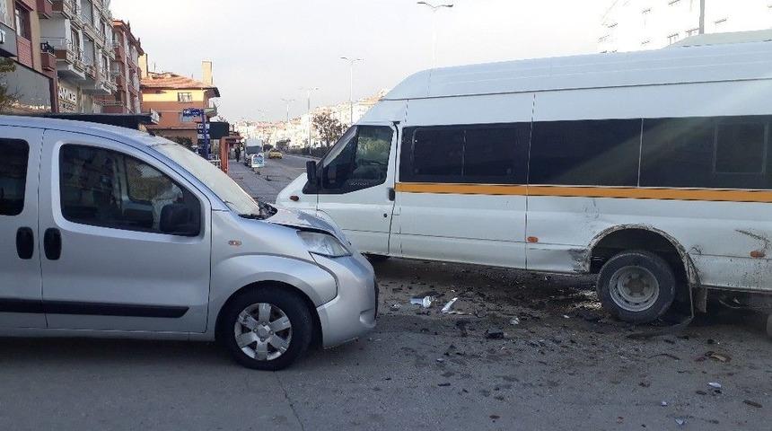 Ankara&rsquo;da &Ouml;ğrenci Servisi Kaza Yaptı: 4 Yaralı