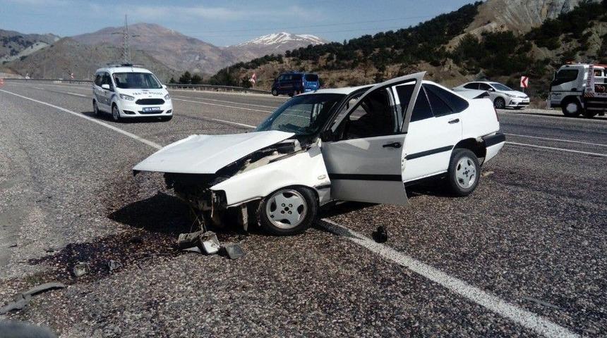 Otomobiller &Ccedil;arpıştı: 4 Yaralı