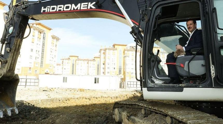 3 Bin Kişilik Camiye İlk Kazma