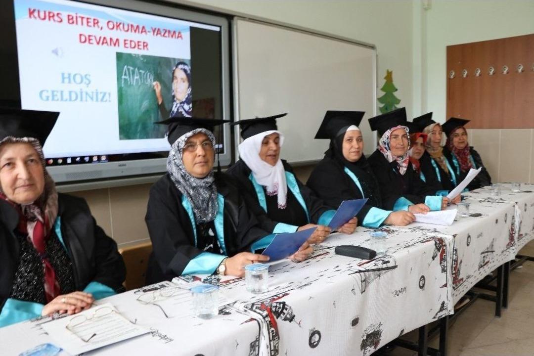 Okuma, Yazma &Ouml;ğrenen Kadınlar Kep Fırlattı