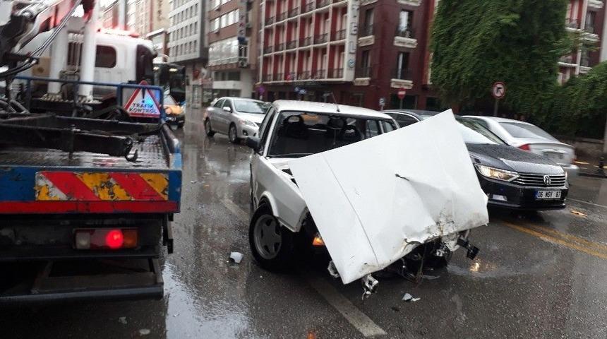 Ankara&rsquo;da Sağanak Yağış Kazayı Beraberinde Getirdi: 1 &Ouml;l&uuml;, 1 Yaralı