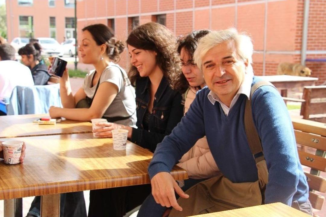 Akademisyenlik Hayaliyle 45 Yaşında &Uuml;niversite Sıralarında