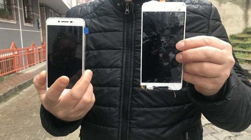 (&ouml;zel) Kalabalıktan Faydalanan Hırsız Kaşla G&ouml;z Arasında Cep Telefonu &Ccedil;aldı