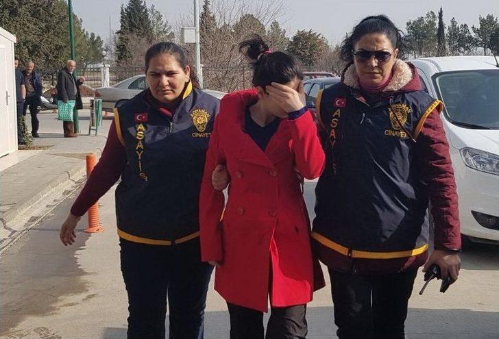 Vicdansız Anne Kızını Elbiseyle Boğmaya Çalıştı G1