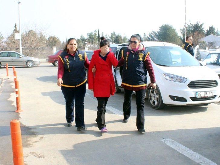 Vicdansız Anne Kızını Elbiseyle Boğmaya Çalıştı G5