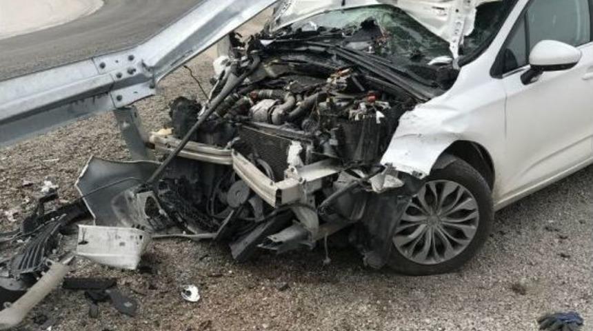 Virajı Alamayan Otomobil, Bariyerlere Saplandı