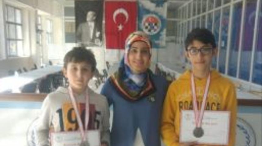 &Ccedil;amlıcalı &Ouml;ğrenciler Satran&ccedil; Turnuvasında Dereceye Girdi