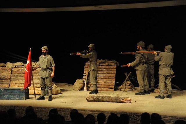 ‘çanakkale Mahşeri Kardeşlik Destanı’ Adlı Tiyatro Oyunu İlgi İle İzlendi