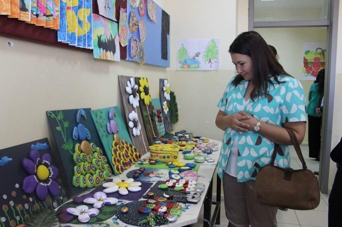 Vali&rsquo;nin Eşinden Engelli &Ouml;ğrenciye Pamuklu Şeker