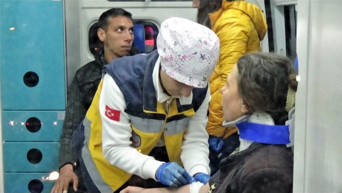 Kaza Yaptı, Yaralı Halde Oğlunu D&uuml;ş&uuml;nd&uuml;