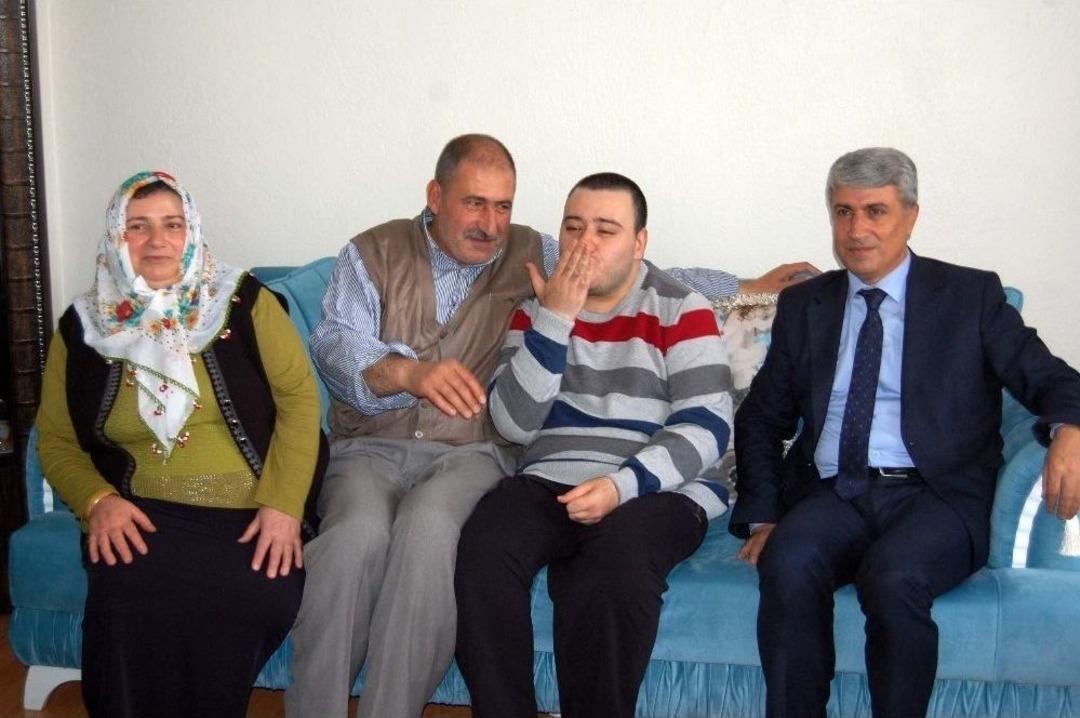 (&ouml;zel) Otistik Oğluna 28 Yıldır Bebek Gibi Bakıyor