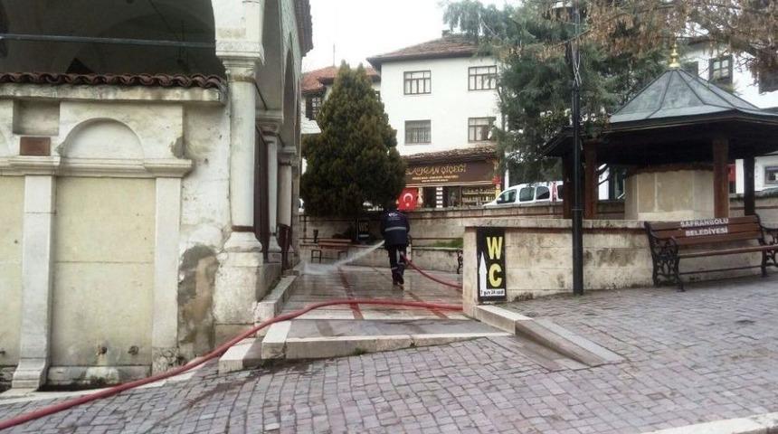 Safranbolu&rsquo;da Cami Avluları G&uuml;l Suyu İle Yıkanıyor