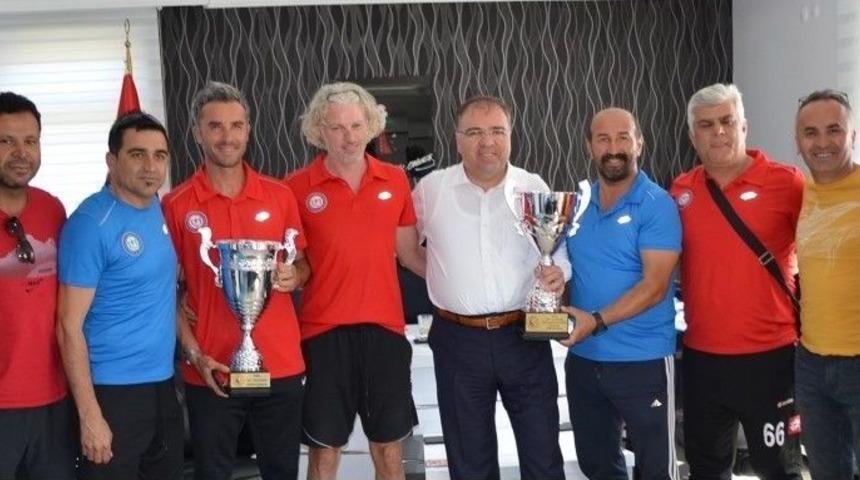 Masterler Şampiyonasında T&uuml;rkiye &Uuml;&ccedil;&uuml;nc&uuml;s&uuml; Olan Didim Masterler Takımından Kaymakama Ziyaret