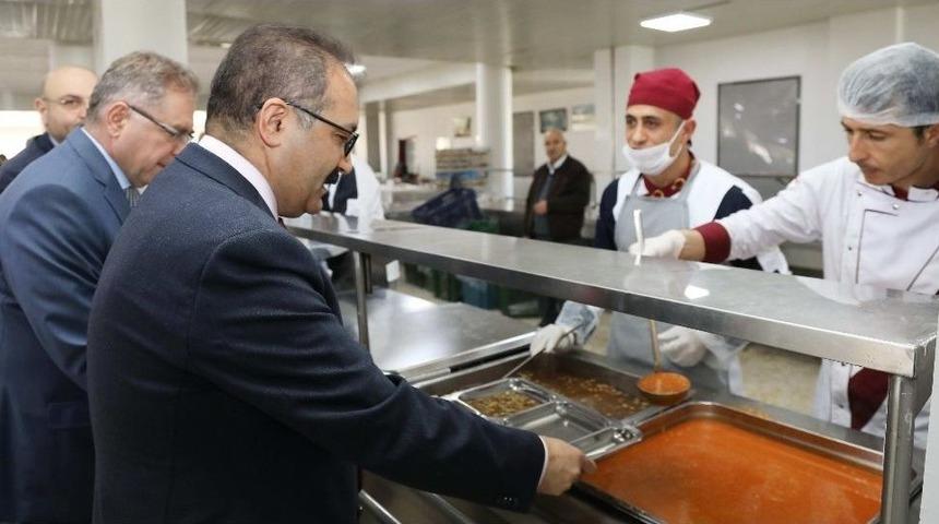 Ga&uuml;n&rsquo;&rsquo;&uuml;n Yemekhanelerinde &Ccedil;anakkale Men&uuml;s&uuml; Verildi