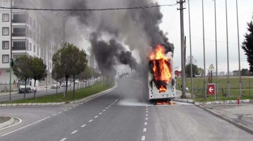 İşçi Servisi Alev Aldı, Faciadan Kıl Payı Dönüldü