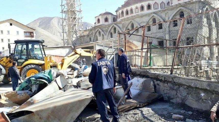 Hakkari&rsquo;de Ka&ccedil;ak Yapılar Kaldırıldı