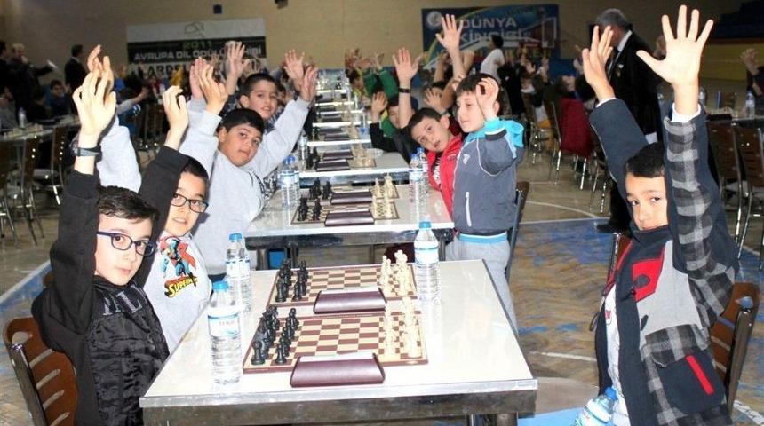 Kardelen Koleji &lsquo;şehitleri Anma&rsquo; Satran&ccedil; Turnuvası B&uuml;y&uuml;k İlgi G&ouml;rd&uuml;