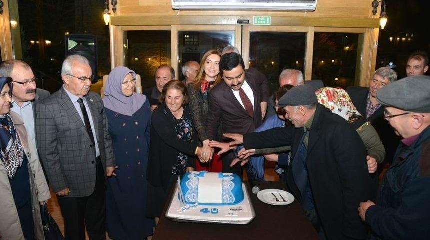 40 Yıllık &Ccedil;iftlere Belediye Başkanından Yemekli Jest