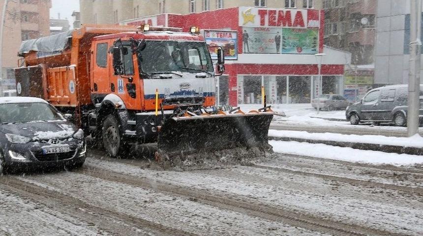 B&uuml;y&uuml;kşehir&rsquo;in Kar Timleri İş Başında