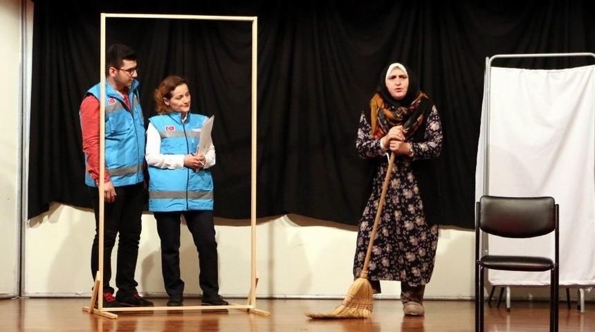 Sağlık &Ccedil;alışanları İlgin&ccedil; Anılarını Tiyatro İle Anlattı