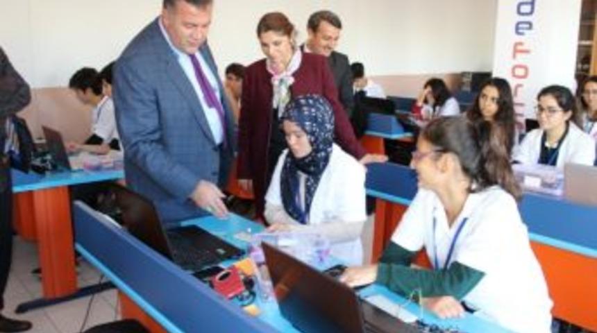 Koca, İ&ccedil;el Anadolu Lisesi&rsquo;nin &lsquo;robotik Kodlama At&ouml;lyesi&rsquo;ni İnceledi