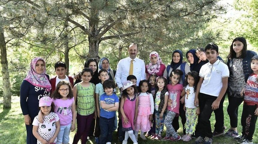 Başkan Akg&uuml;l, Cumhuriyet Parkı&rsquo;nda Vatandaşlarla Sohbet Etti