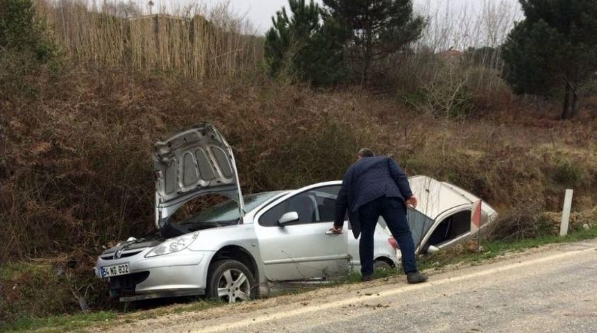 Kaza Yapan Otomobiller Kanala U&ccedil;tu
