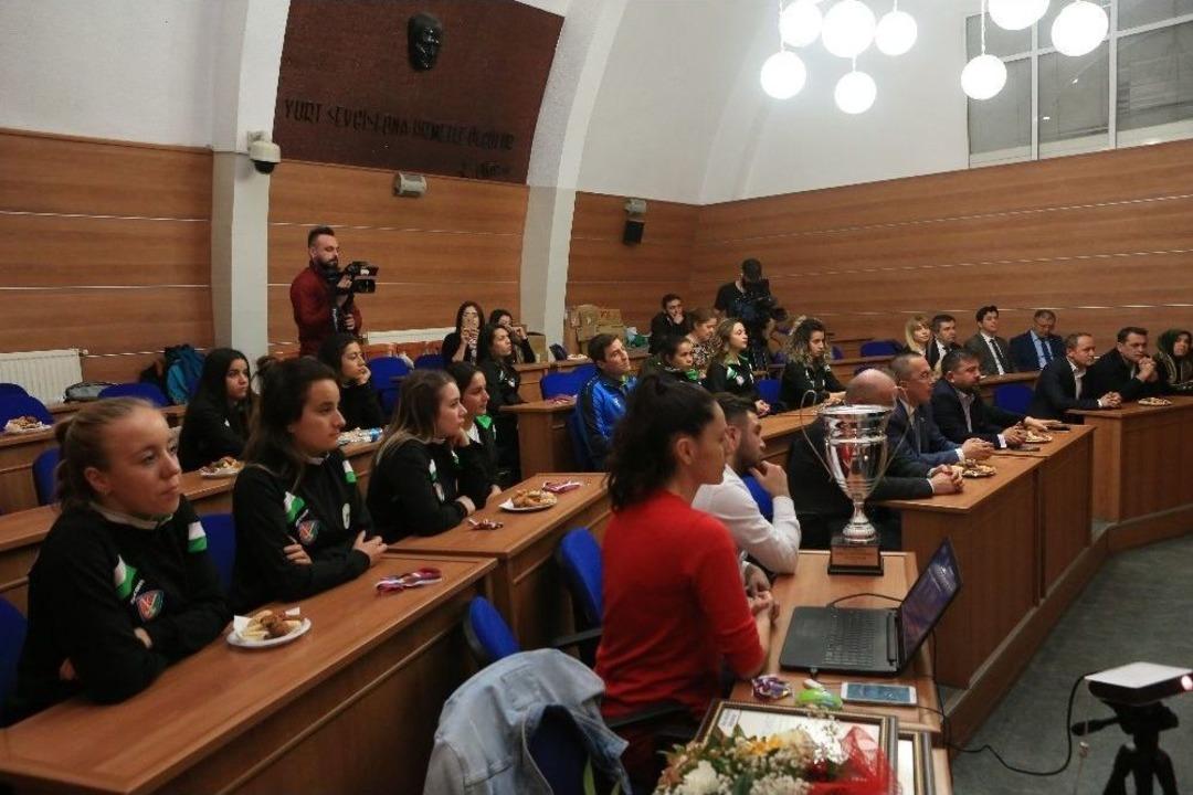 Avrupa Şampiyonu Hokeyciler &Ouml;d&uuml;llendirildi