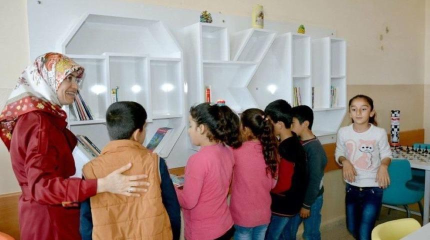 Adıyaman Belediyesinden Depremzede &Ouml;ğrencilere Kitap Ve Kitaplık Desteği