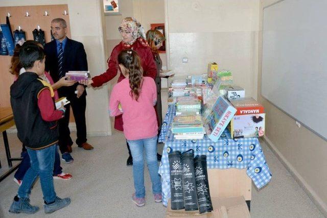 Adıyaman Belediyesinden Depremzede Öğrencilere Kitap Ve Kitaplık Desteği