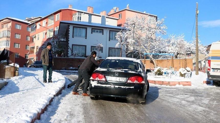 Yozgat&rsquo;ta Buzlanan Yollar S&uuml;r&uuml;c&uuml;lere Ve Vatandaşlara Zor Anlar Yaşattı