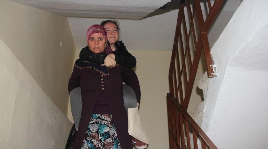 Kızının İhtiya&ccedil;larını Gidermek İ&ccedil;in Her G&uuml;n Sırtında Taşıyor, Tedavisi İ&ccedil;in Ayda 600 Kilometre Yol Gidiyor
