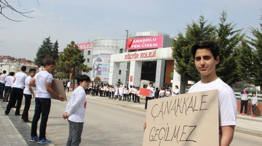 Düzce Kültür Fen Lisesi Öğrencileri Çanakkale Ruhunu Sokağa Yansıttı