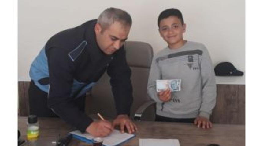 Selendi’de Ortaokul Öğrencisinden Örnek Davranış