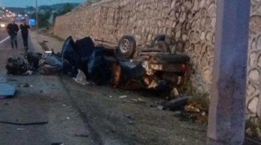 Otomobil, Elektrik Direğine &Ccedil;arparak Takla Attı: 1 &Ouml;l&uuml;, 1 Yaralı